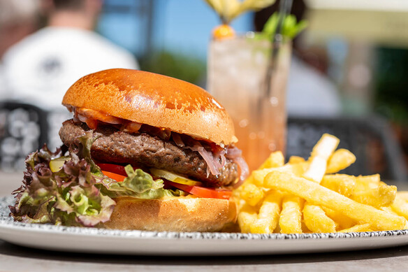 Restaurant-Campers-Biergarten-Burger-Pommes